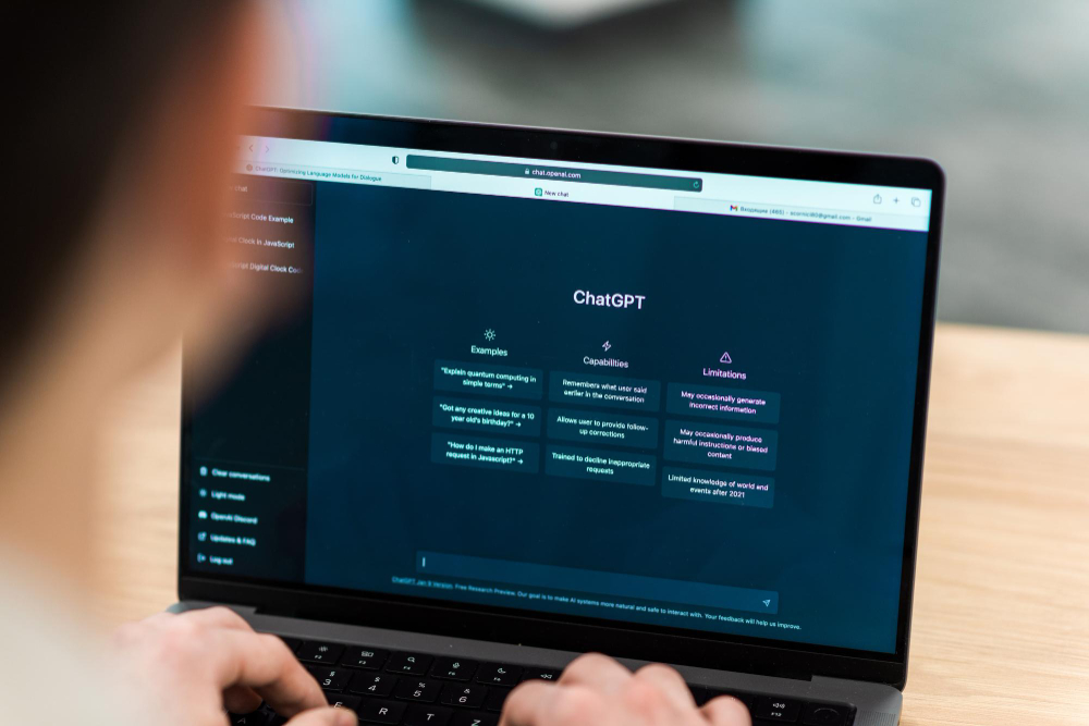 Laptop mit geöffneter ChatGPT-Webseite auf dem Bildschirm.